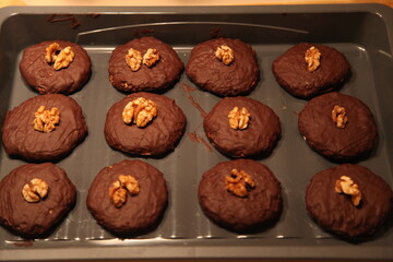 hausgemachte Lebkuchen mit dunkler Schokolade und Wahlnuss / Weihnachten / Backen