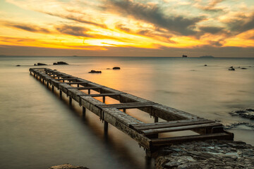 Obraz premium Tramonto sul mare in un posto molto particolare.