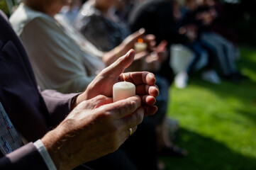 Hand mit einer Kerze die Brand Kerzenschein in der Hand