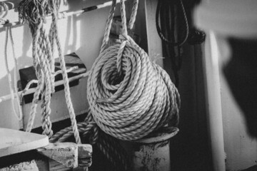 Ropes on vessel. - obrazy, fototapety, plakaty