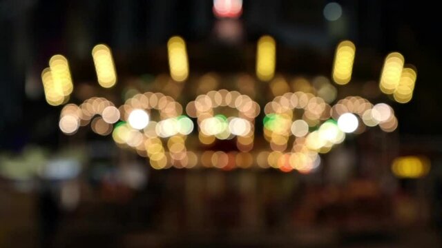 Die bunten Lichter des karussel auf der Kirmes sind sch&ouml;n anzusehen