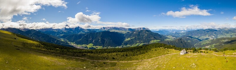 Fototapeta na wymiar Resciesa panoramica, Val Gardena, Alto-Adige
