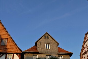 Fototapeta na wymiar Hausgiebel mit Himmel am Marktplatz in Spangenberg