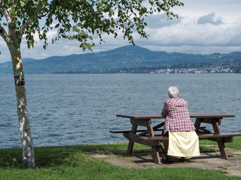 Alte Frau am See