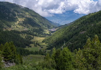 Fototapeta na wymiar Tal in den Alpen