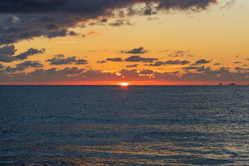 Salida del sol al amanecer desde la playa