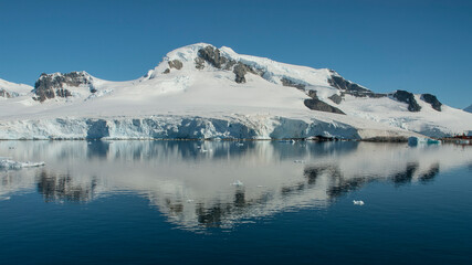 Fototapeta na wymiar Lemaire strait coast, mountains and icebergs, Antartica