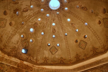 Wundervolle Kuppel im Inneren des antiken Bey Hamam