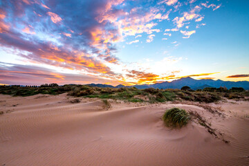 Magnífico atardecer en las dunas de la playa de Xeraco (Valencia - España)