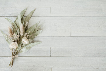 ナチュラルなドライフラワーのブーケ　花　植物の木目背景