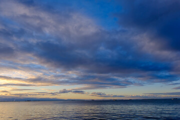 兵庫県芦屋市芦屋浜の夜明け。日の出とともに あたりはオレンジ色に染まる。大阪湾を隔てて大阪府の市街地と和泉山地がシルエットで浮かぶ