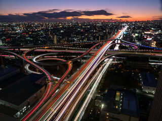 東大阪ジャンクション　夜景　高速道路　自動車の光跡