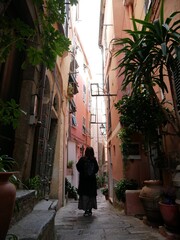 イタリアの路地裏で佇む女性