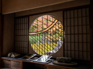 京都　光明院　窓から見える紅葉　石庭