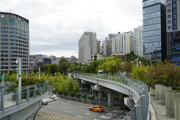  서울역 고가 도로를 ‘차량길’에서 ‘사람길’로 재생하고, 단절된...
