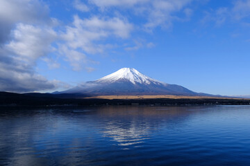 【山梨】長池親水公園から見る山中湖と富士山（冬）