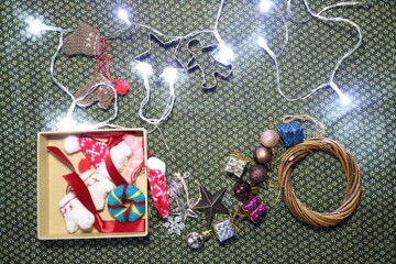 クリスマスの準備で並べた装飾品