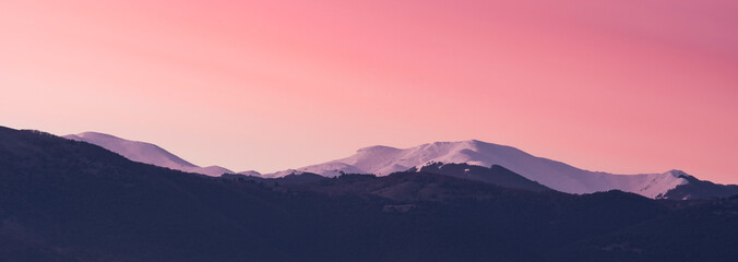 Vue imprenable sur une chaîne de montagnes enneigée lors d& 39 un magnifique lever de soleil.