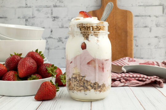 Strawberry, granola, yogut parfait