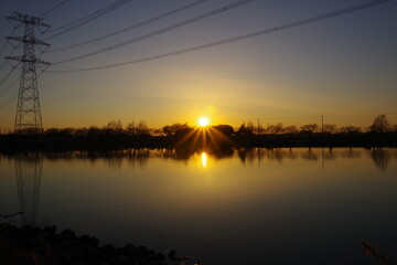 Fototapeta na wymiar 池に映る夕陽