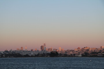 Fototapeta premium Amazing walk at the Golden Gate Bridge in San Francisco, United States of America. What a wonderful place in the Bay Area. Epic sunset and an amazing scenery. One of the most famous place in the world