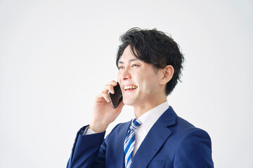 ビジネスマン　電話する　白背景