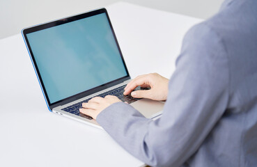 ビジネスウーマン  パソコン　手元