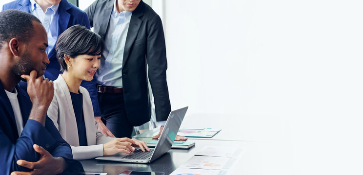 ミーティングする多国籍グループ　グローバルビジネス