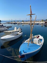 Fototapeta premium Sumartin Insel Brac Dalmatien Kroatien - Fischerdorf Hafen 