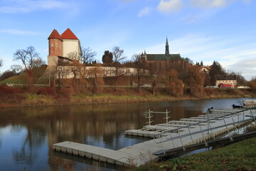 Sandomierz. Widok na zamek w Sandomierzu i przystań rzeczną od strony rzeki Wisły. - obrazy, fototapety, plakaty