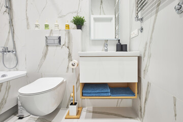 bright bathroom with a stone pattern on the tile