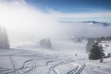 pistes de ski enneigées et dans la brume sur le plateau de Chamrousse en Isère dans les alpes en france en hiver