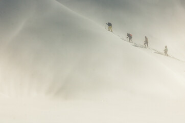 randonneurs en raquettes dans la neige en haute altitude 
