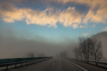 autoroute dans le brouillard
