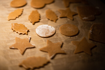 Weihnachtsplätzchen auf einem Backblech