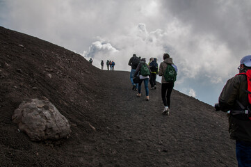 Escursionisti camminano sul sentiero Vulcano Etna