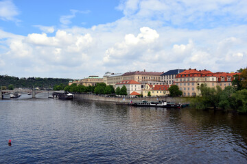 Fototapeta na wymiar モルダウ川とプラハの街並み