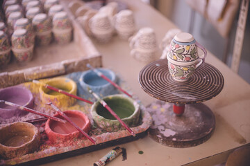 パレスチナとイスラエル中東ベツレヘムのお土産陶器の絵付けをする伝統工芸職人