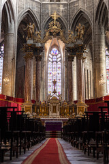 Fototapeta na wymiar Cœur de la Cathédrale Saint-Just-et-Saint-Pasteur de Narbonne depuis l’allée centrale (Occitanie, France)