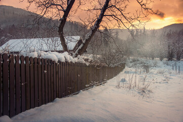 Krajobraz w drodze nad zaporę w Wapienicy zimą o zachodzie słońca