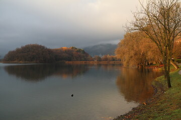 lago del piano, Carlazzo, lago di montagna, autunno, fogliame, panorama, riserva naturale , pontile, cielo con  sfumature, montagne, riflessi.