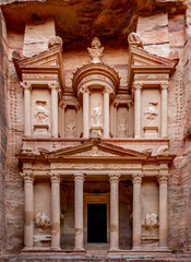 Obraz premium View on the Treasury or Al Khazneh in the ancient city of Petra in Wadi Musa, Jordan.