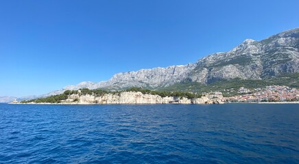 Fototapeta na wymiar Makarska Festland Dalmatien Kroatien - Fähre von Sumartin Insel Brac 