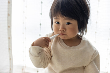 自分で歯を磨く赤ちゃん（1歳4か月、女の子、日本人）