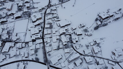 carretera costeando un pueblo cubierto de nieve.