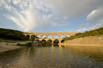 Fototapeta na wymiar Pont du Gard - Antico acquedotto Romano - Francia
