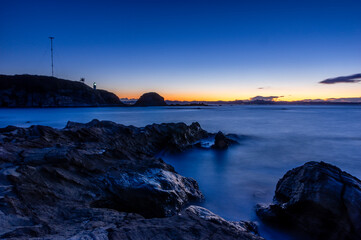 夜明けの三浦市の磯