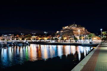 Fototapeta na wymiar Denia Promenade und Burg bei Nacht