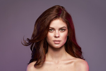 Naklejka premium pretty woman naked shoulders hairstyle bright makeup