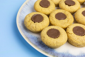 peanut butter cookies with mini chocolate peanut butter cups - 473151581